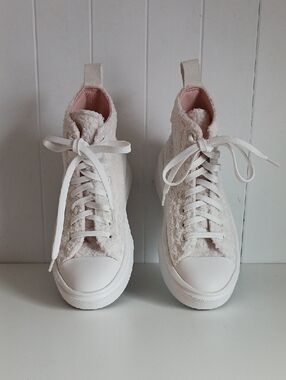 CONVERSE NEW FLEECE PLATFORM HI TOPS.